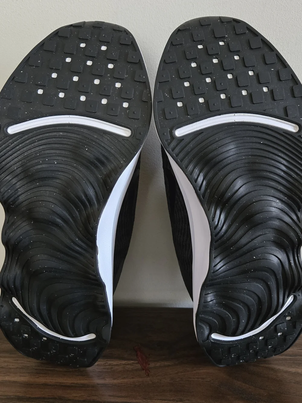 NEW Nike Motiva Walking Shoes Womens 9 / Mens 7.5 Black White DV1238 001